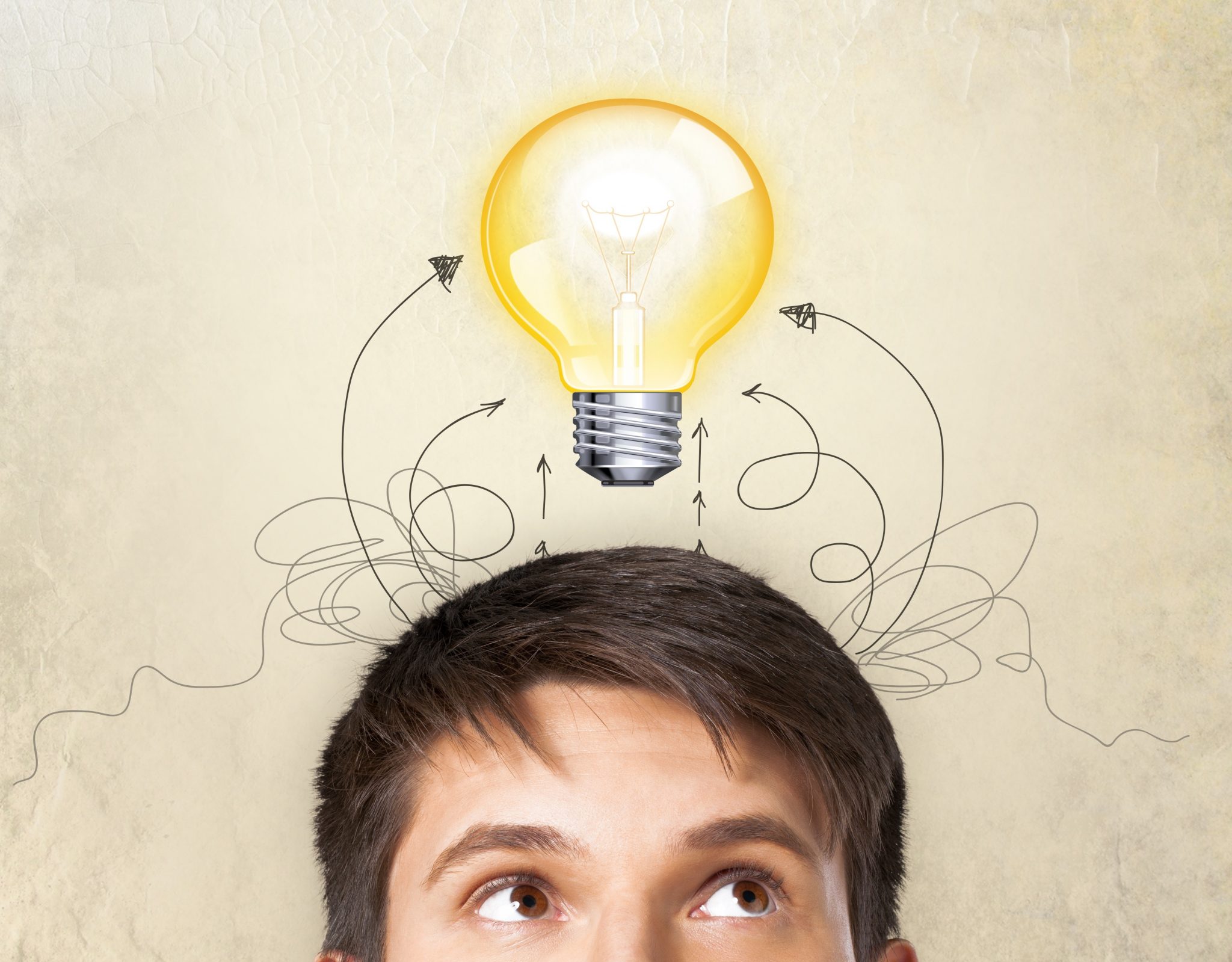 Человек придумывает много идей. Креативные идеи с лампочкой. Лампочка над головой. Пришла идея. Лампочка идея.