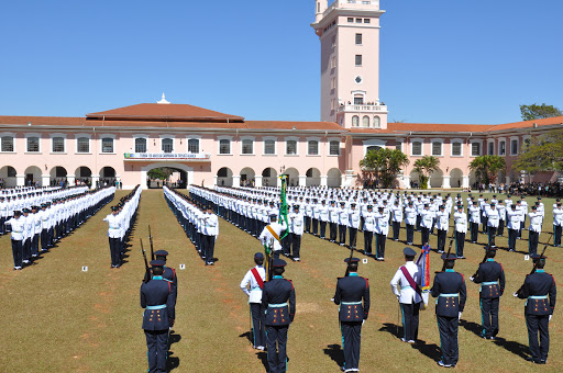   Como ingressar no Exército: EsFCEx 
 Cerimônia de Compromisso à Bandeira dos Alunos da EsFCEx 
 Fonte: Exército Brasileiro 