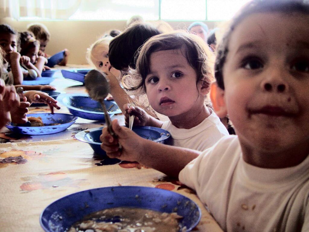 Entre as atividades da igreja, as creches cuidam e alimentam milhares de crianças.
