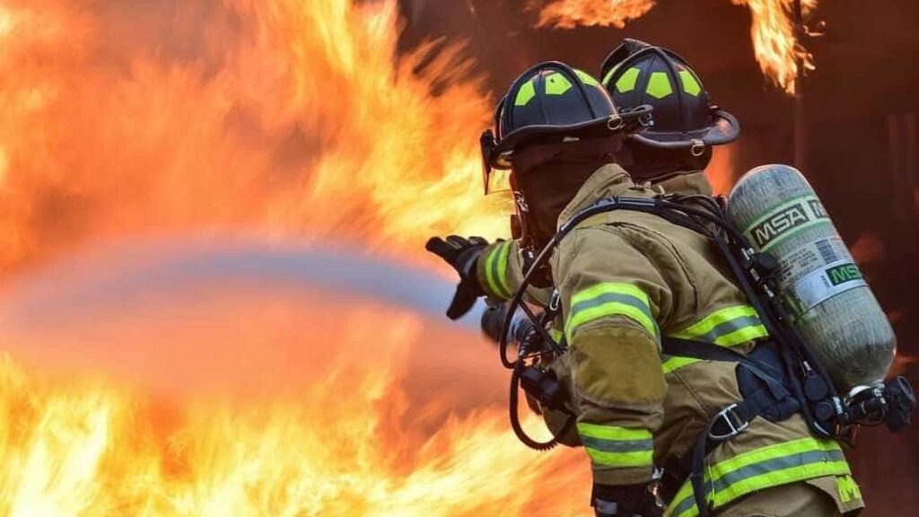 bombeiro go projeto básico: bombeiros apagando fogo