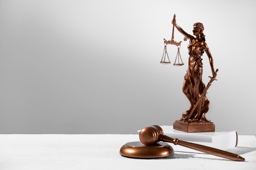 Os deveres do advogado visam estabelecer normas de conduta coerentes com a profissão