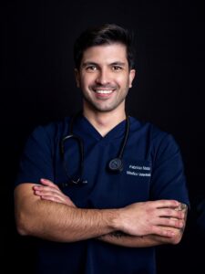 Fotografia do Fabrício Pereira Mattos, aprovado no CNU 2024 estudando com o Estratégia.