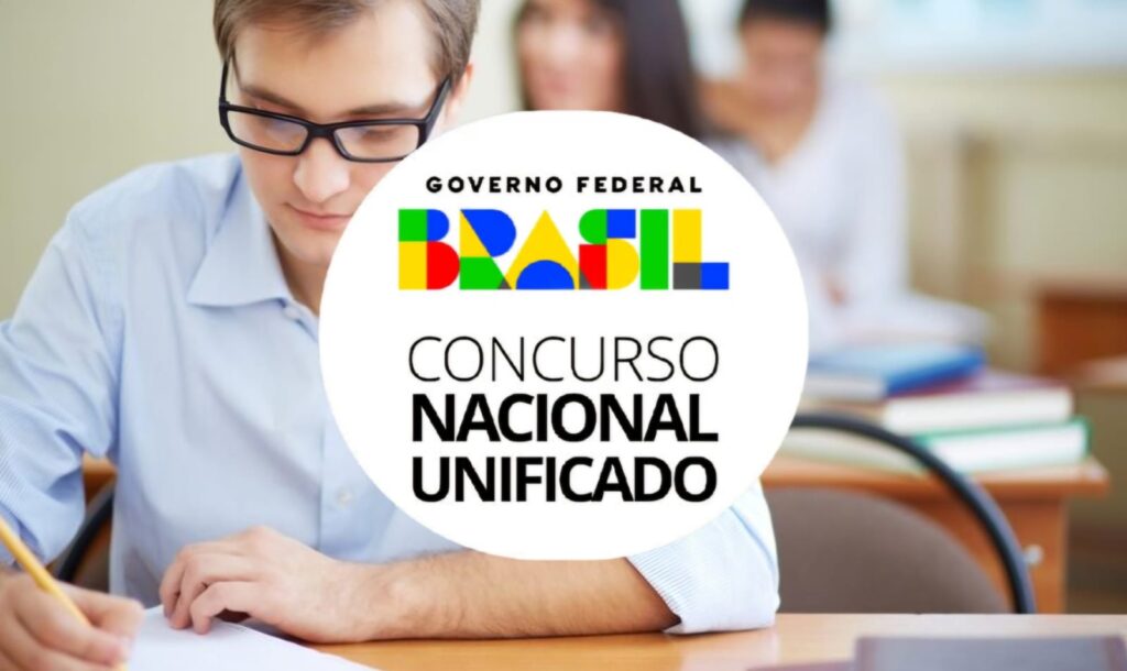 ovem (rapaz) em uma mesa, concentrado, escrevendo em um caderno ou documento com o tema "CNU 2025: o que levar, horários e instruções da prova". A imagem representa o estudo e a preparação para o concurso.