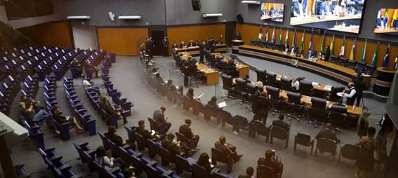 Plenário de uma casa legislativa para incentivar a estudar para concurso legislativo.